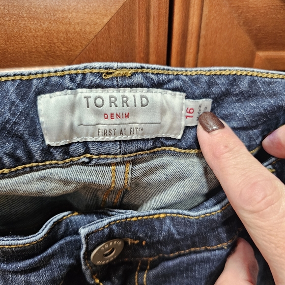 Torrid Med-Wash Cropped/Capris #475 - Picture 2 of 3